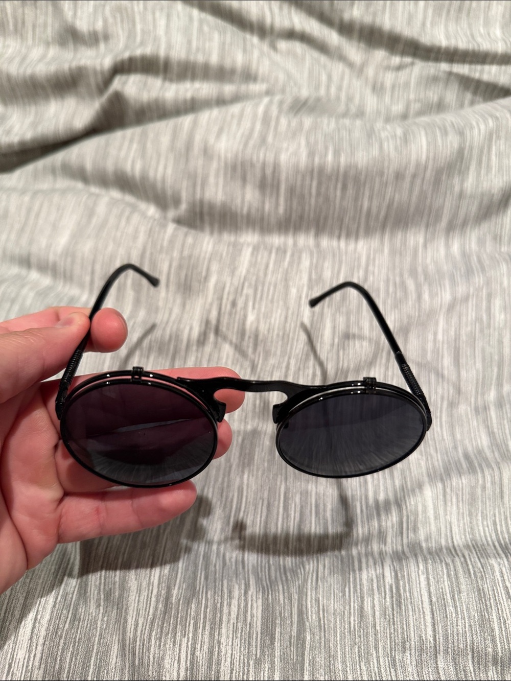 Men's Round Metal Sunglasses in Black - Classic Minimalist